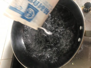 6、凉拌西兰花（减脂）,起锅烧水，水开加入少许盐和油