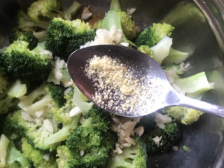 12、凉拌西兰花（减脂）,加入适量鸡精，搅拌均匀