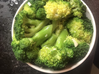 13、凉拌西兰花（减脂）,找个小碗，把西兰花摆入碗中，压实