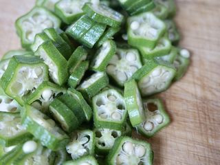 2、秋葵炒鸡蛋,秋葵用盐搓洗表面绒毛之后切成段。