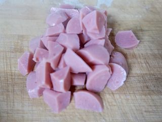 4、秋葵炒鸡蛋,火腿肠切成小颗粒。