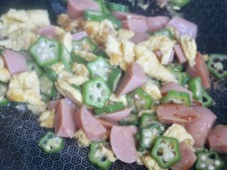11、秋葵炒鸡蛋,大火快速翻炒。