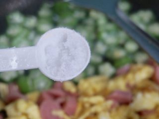 10、秋葵炒鸡蛋,放入少许盐。