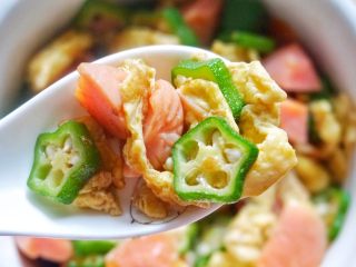12、秋葵炒鸡蛋,出锅即可。