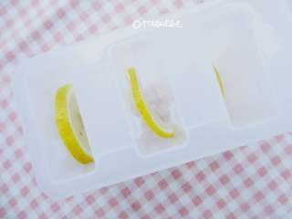 7、柠檬红茶冰棍,把柠檬片放入冰棍模具中