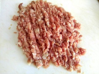 2、西芹肉沫烧粉丝,猪肉剁碎