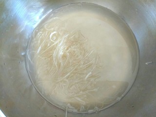 3、西芹肉沫烧粉丝,粉丝提前泡发