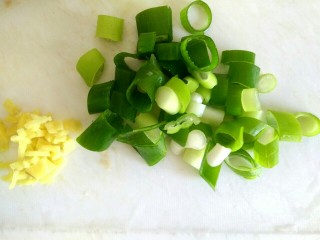 4、西芹肉沫烧粉丝,葱切圈,姜切碎