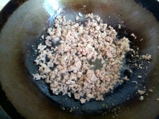 5、西芹肉沫烧粉丝,锅烧热,放入适量植物油,油热,放入肉沫翻炒至变白