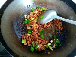 8、西芹肉沫烧粉丝,放入葱姜翻炒