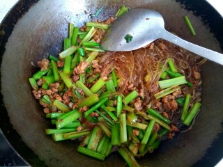 13、西芹肉沫烧粉丝,把西芹和粉丝搅拌到一起