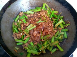 14、西芹肉沫烧粉丝,加入适量盐,翻炒均匀关火出锅