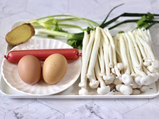 1、海鲜菇鸡蛋汤,首先备齐所有的食材。海鲜菇去根。