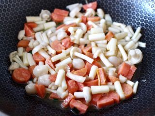 8、海鲜菇鸡蛋汤,这个时候倒入焯过水的海鲜菇,继续大火翻炒片刻。