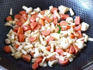 12、海鲜菇鸡蛋汤,大火继续翻炒均匀后。