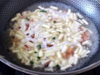 13、海鲜菇鸡蛋汤,锅中倒入适量的清水烧开。