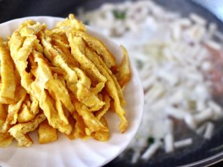 14、海鲜菇鸡蛋汤,这个时候加入切好的鸡蛋条。