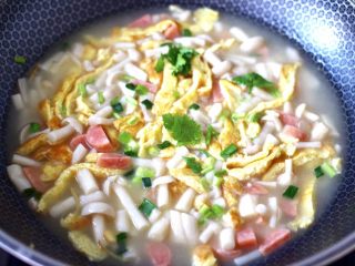 17、海鲜菇鸡蛋汤,大火烧开后,撒上葱花和香菜段即可关火。