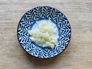 4、蒜蓉小油菜,蒜头去皮切碎