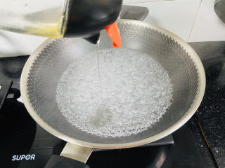 5、蒜蓉小油菜,锅中加入清水大火烧开加入适量食用油