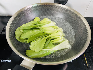 7、蒜蓉小油菜,放入小油菜焯烫断生