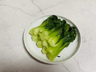 8、蒜蓉小油菜,码入盘中