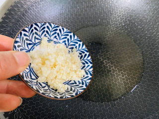 10、蒜蓉小油菜,倒入蒜蓉