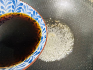 12、蒜蓉小油菜,倒入调料汁（调料汁：一勺生抽、香醋、适量白糖、鸡精和清水调匀）