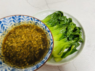 14、蒜蓉小油菜,浇上调料汁