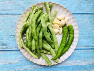 1、清炒四季豆,准备好所有食材。