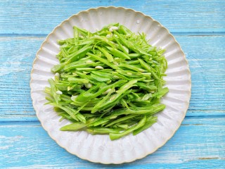 2、清炒四季豆,四季豆切条，