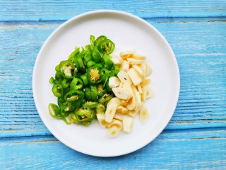 3、清炒四季豆,大蒜辣椒切片。