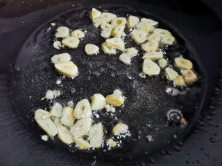 4、清炒四季豆,锅中爆香大蒜，