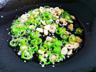 5、清炒四季豆,加入辣椒，