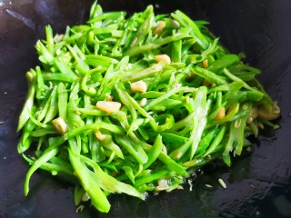 6、清炒四季豆,炒匀，