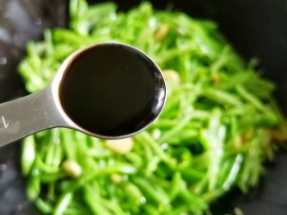 7、清炒四季豆,加一勺生抽，