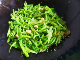 11、清炒四季豆,翻炒均匀。