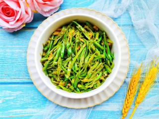 12、清炒四季豆,出锅。