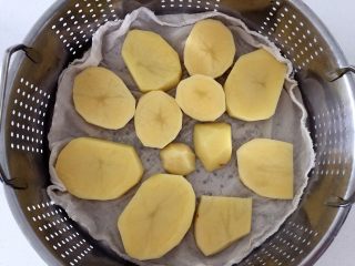 2、鲜虾可乐饼,土豆切片蒸至熟烂