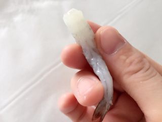3、鲜虾可乐饼,在虾腹部的地方可以用刀横竖各割一刀,切断腹部的虾筋,这样后面加热就不会卷曲了,不过卷曲起来也很可爱哈。