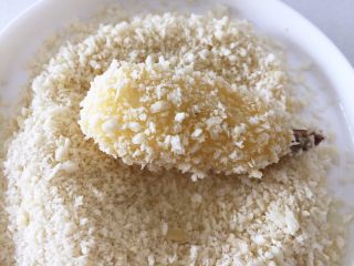 10、鲜虾可乐饼,再到面包糠里滚一下,嘿嘿,粗短呆萌的海豚宝宝最终准备完毕。