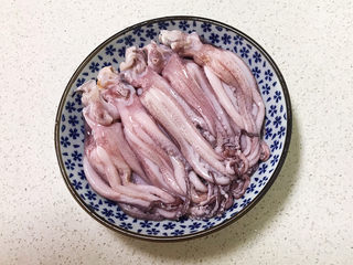 1、香辣八爪鱼,把八爪鱼清洗干净，切成小段