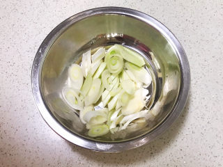 4、香辣八爪鱼,大葱切成葱花