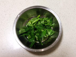 6、香辣八爪鱼,香菜叶切成小段