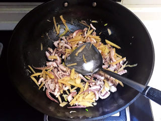 13、香辣八爪鱼,加入精盐