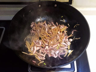 14、香辣八爪鱼,翻炒均匀