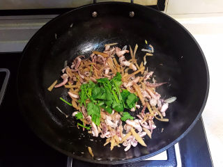 15、香辣八爪鱼,加入香菜段