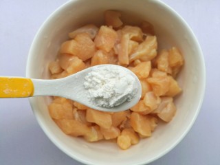 2、鲜嫩不柴的鸡胸肉,鸡胸肉加入一勺淀粉