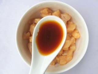3、鲜嫩不柴的鸡胸肉,一勺生抽。