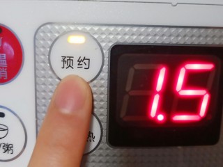 6、红糖暖身八宝粥,插上电源、按预约键，想几点吃都可以预约时间。